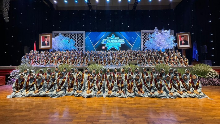 Puncak Acara Wisuda Angkatan Ke-2 Al-Maahira IIBS: Bertabur Harapan dan Doa_3