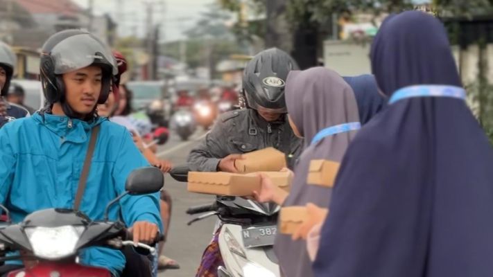 Berbagi Ribuan Takjil Iftar Bersama Al-Maahira Charity Center_0