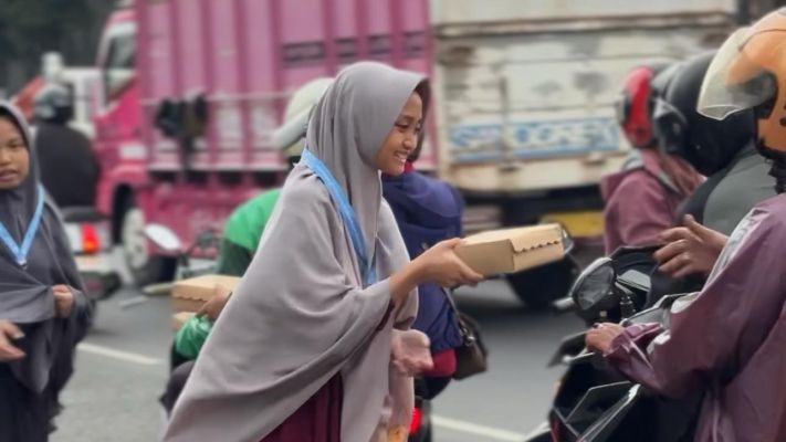 Berbagi Ribuan Takjil Iftar Bersama Al-Maahira Charity Center_1